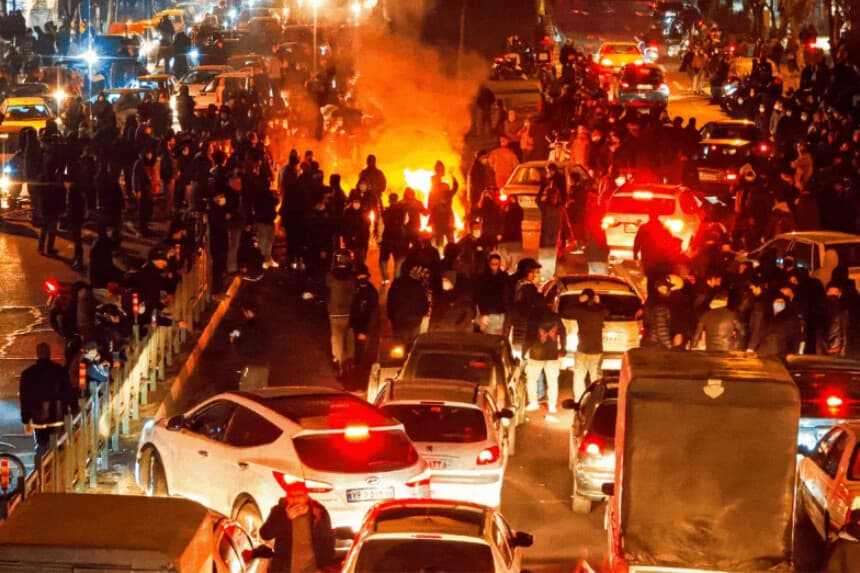 Personas reunidas durante una protesta en Teherán, Irán, el 8 de enero de 2026. (Anónimo/Getty Images).