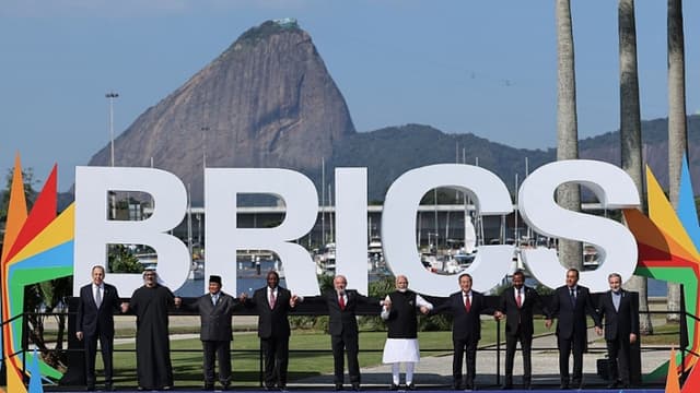 El ministro de Relaciones Exteriores de Rusia, Sergey Lavrov; el presidente de los Emiratos Árabes Unidos, Sheikh Mohamed bin Zayed al-Nahyan; el presidente de Indonesia, Prabowo Subianto; el presidente de Sudáfrica, Cyril Ramaphosa; el presidente de Brasil, Luiz Inácio Lula da Silva; el primer ministro de la India, Narendra Modi; el primer ministro de China, Li Qiang; el primer ministro de Etiopía, Abiy Ahmed; el primer ministro de Egipto, Mostafa Madbouly, y el ministro de Relaciones Exteriores de Irán, Abbas Araghchi, posan para la foto de familia como parte de la Cumbre del BRICS 2025 en el Museo de Arte Moderno el 6 de julio de 2025 en Río de Janeiro, Brasil. (Wagner Meier/Getty Images)