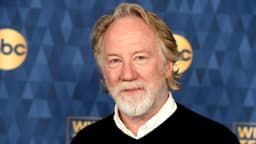 Actor de "West Wing" Timothy Busfield se entrega para enfrentar cargos de abuso sexual infantil