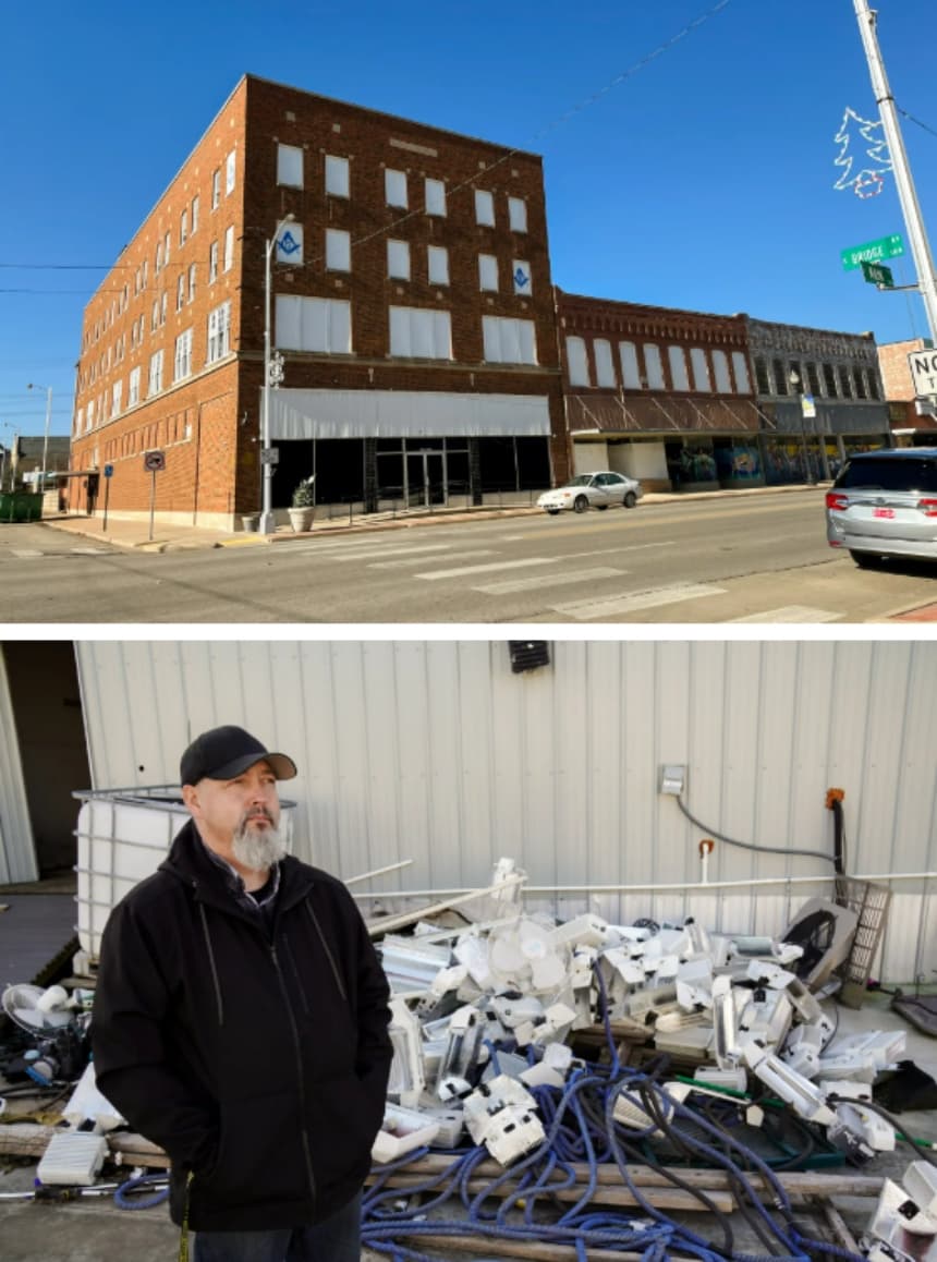 (Arriba) El antiguo templo masónico, que ahora funciona como una instalación autorizada para el cultivo de marihuana en interiores, se ve en el centro de Blackwell, Oklahoma, el 22 de diciembre de 2025. (Abajo) Mike García, agente a cargo de la Unidad de Delitos Graves y la Fuerza Especial contra las Drogas de la Fiscalía del 8.º Distrito, junto a una pila de luces industriales y cables que quedaron de un gran cultivo ilegal de marihuana en Ponca City, Oklahoma, el 22 de diciembre de 2025. (Allan Stein/The Epoch Times)