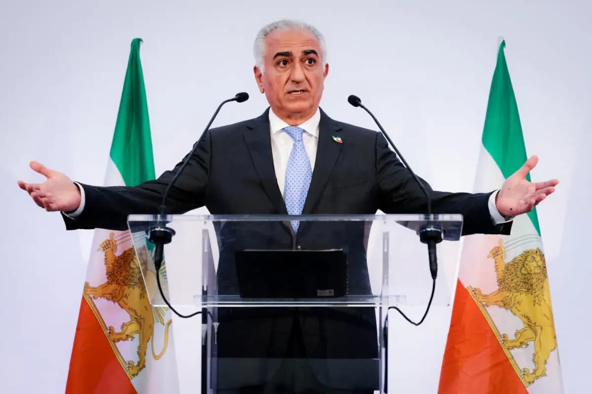 Reza Pahlavi, líder de la oposición iraní e hijo del último sah de Irán, Mohammad Reza Pahlavi, ofrece una conferencia de prensa en París el 23 de junio de 2025. (Joel Saget/AFP a través de Getty Images)