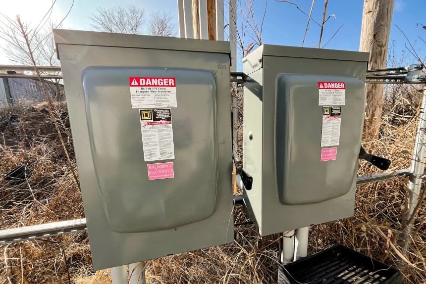 Una supuesta organización criminal china instaló esta estación de transferencia de energía para gestionar una instalación de cultivo ilegal de marihuana a gran escala que fue cerrada por las fuerzas del orden en 2023, en Ponca City, Oklahoma, el 22 de diciembre de 2025. (Allan Stein/The Epoch Times)