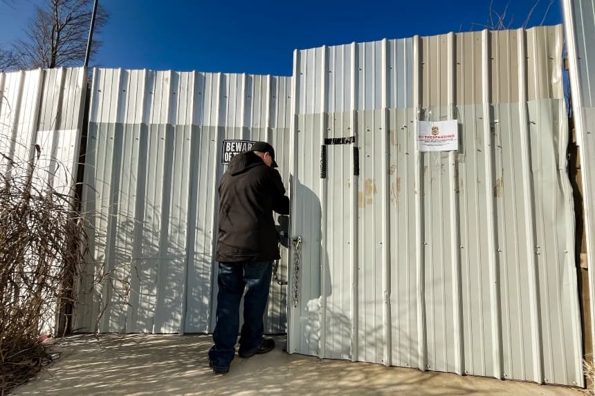 El agente antidroga de Oklahoma, Mike García, abre la puerta de acero de una operación ilegal de marihuana que fue clausurada en 2023, en Ponca City, Oklahoma, el 22 de diciembre de 2025. (Allan Stein/The Epoch Times)