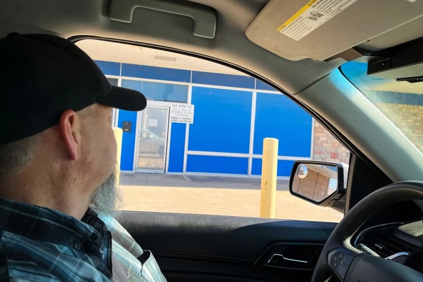 El agente antidroga de Oklahoma Mike García observa el exterior de una instalación con licencia para el cultivo de marihuana en interiores en un antiguo supermercado de Blackwell, Oklahoma, el 22 de diciembre de 2025. (Allan Stein/The Epoch Times)
