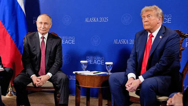 El presidente de Estados Unidos, Donald Trump (derecha), y el presidente de Rusia, Vladimir Putin (izquierda), celebran una reunión en la Base Conjunta Elmendorf-Richardson el 15 de agosto de 2025 en Anchorage, Alaska. (Andrew Harnik/Getty Images)