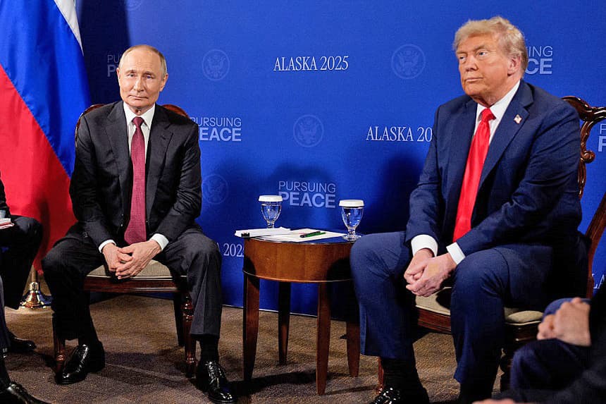 El presidente de Estados Unidos, Donald Trump (derecha), y el presidente de Rusia, Vladimir Putin (izquierda), celebran una reunión en la Base Conjunta Elmendorf-Richardson el 15 de agosto de 2025 en Anchorage, Alaska. (Andrew Harnik/Getty Images)