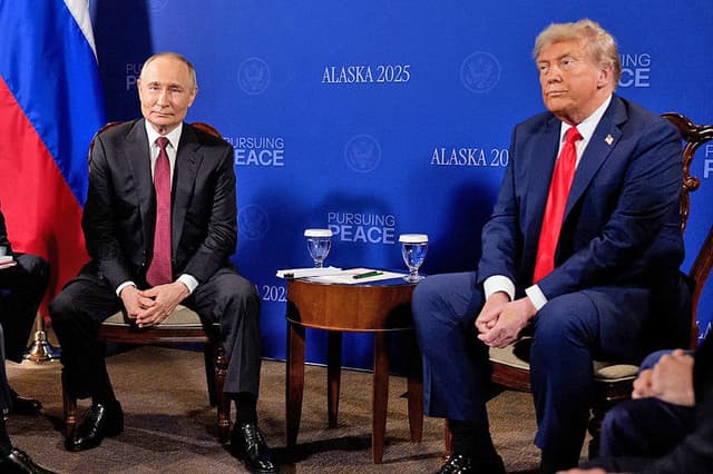 El presidente de Estados Unidos, Donald Trump (derecha), y el presidente de Rusia, Vladimir Putin (izquierda), celebran una reunión en la Base Conjunta Elmendorf-Richardson el 15 de agosto de 2025 en Anchorage, Alaska. (Andrew Harnik/Getty Images)