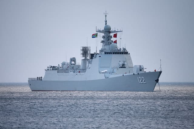 Vista general del destructor chino lanzamisiles Tangshan (casco 122) atracado en False Bay, cerca de Simon's Town, cerca de Ciudad del Cabo, el 6 de enero de 2026. El ejercicio Will For Peace 2026, liderado por China, reúne a las marinas de los países BRICS Plus para realizar operaciones conjuntas de seguridad marítima. (Foto de RODGER BOSCH / AFP a través de Getty Images)