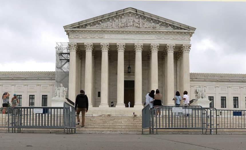 Turistas visitan la Corte Suprema de Estados Unidos el 23 de junio de 2023 en Washington, DC.(Kevin Dietsch/Getty Images)