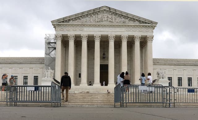 Turistas visitan la Corte Suprema de Estados Unidos el 23 de junio de 2023 en Washington, DC.(Kevin Dietsch/Getty Images)