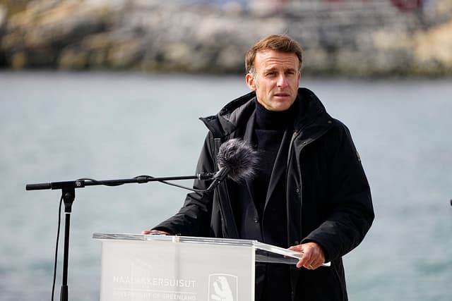 El presidente francés Emmanuel Macron asiste a una rueda de prensa conjunta con el primer ministro danés y el primer ministro de Groenlandia en Nuuk, Groenlandia, el 15 de junio de 2025. (Foto de Mads Claus Rasmussen / Ritzau Scanpix / AFP) / Dinamarca OUT (Foto de MADS CLAUS RASMUSSEN/Ritzau Scanpix/AFP a través de Getty Images)