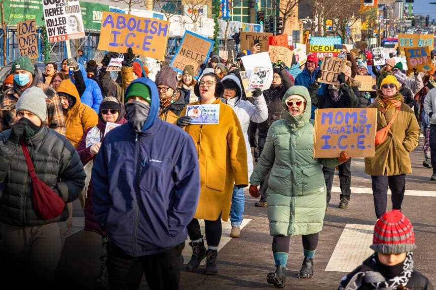 Miles de manifestantes protestan contra las operaciones del Servicio de Inmigración y Control de Aduanas (ICE) en Minneapolis el 10 de enero de 2026. Los esfuerzos locales para interrumpir el trabajo de los oficiales de inmigración en la zona comenzaron semanas antes de que un tiroteo mortal pusiera a Minneapolis en el foco de atención nacional el 7 de enero. (John Fredricks/The Epoch Times).



