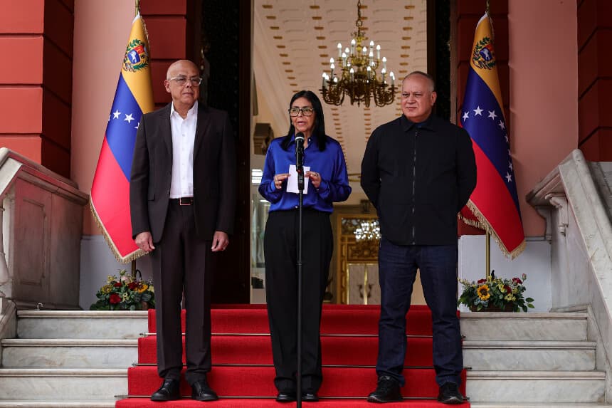 La presidenta interina de Venezuela, Delcy Rodríguez (C), habla junto al presidente de la Asamblea Nacional, Jorge Rodríguez (I), y el ministro del Interior, Diosdado Cabello (D), durante una rueda de prensa sobre la liberación de presos en Venezuela en el Palacio de Miraflores, el 14 de enero de 2026, en Caracas, Venezuela. (Jesús Vargas/Getty Images)