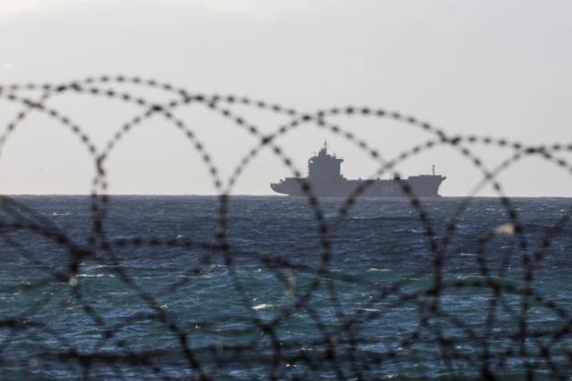 Un buque iraní navega en False Bay, cerca de la base naval de Simon's Town, para realizar ejercicios navales en aguas sudafricanas, en Ciudad del Cabo, Sudáfrica, el 16 de enero de 2026. (ESA Alexander/Reuters)