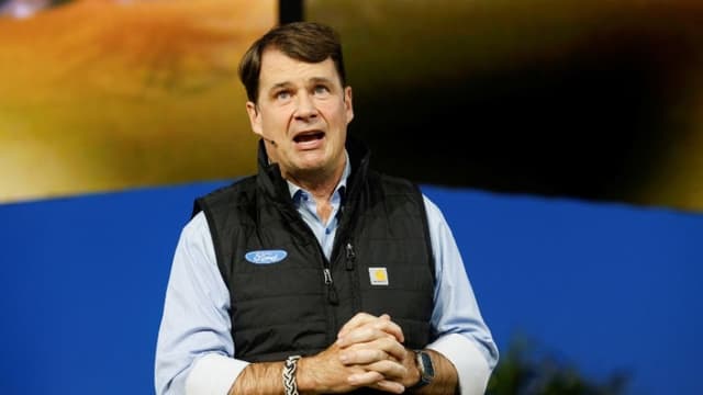 El director ejecutivo de Ford Motor Co., Jim Farley, habla durante la presentación del SUV Ford Bronco RTR en la jornada dedicada a los medios de comunicación previa al Salón del Automóvil de Detroit, celebrado en Detroit, Míchigan (EE. UU.), el 13 de enero de 2026. (REUTERS/Rebecca Cook)