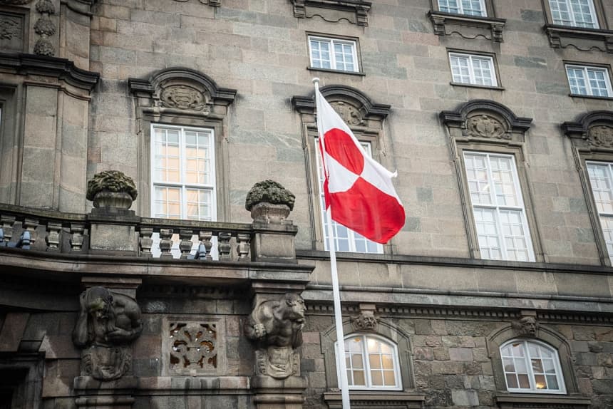 La bandera groenlandesa, llamada "Erfalasorput", ondea junto a la entrada principal del Parlamento danés, Christiansborg, en Copenhague, Dinamarca, el 16 de enero de 2026. Se programó una reunión de políticos groenlandeses, daneses y estadounidenses para ese mismo día. (Sebastian Elias Uth/Ritzau Scanpix/AFP vía Getty Images)