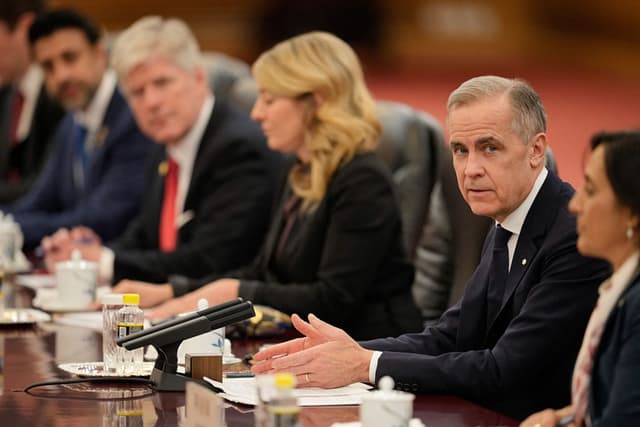 El primer ministro de Canadá, Mark Carney (2.º por la derecha), habla durante una reunión con el presidente chino, Xi Jinping, en el Gran Salón del Pueblo en Pekín el 16 de enero de 2026. (Vincent Thian/POOL/AFP vía Getty Images)