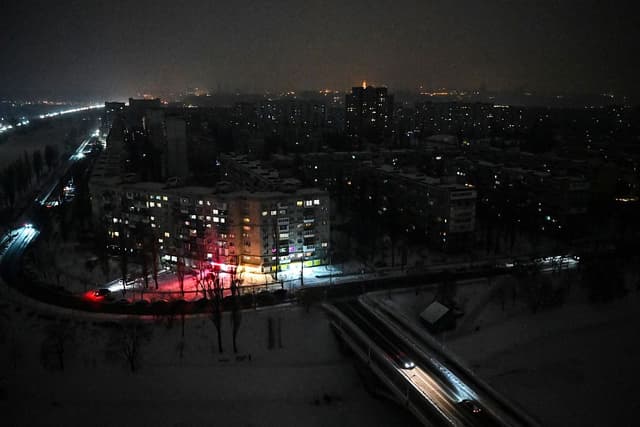 Fotografía aérea muestra una zona residencial en la orilla izquierda del río Dniéper durante un corte de electricidad en Kiev el 13 de enero de 2026, tras los ataques con misiles y drones rusos contra la infraestructura energética ucraniana en medio de la invasión rusa de Ucrania. (Foto de Genya SAVILOV / AFP a través de Getty Images)