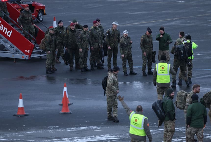 Soldados de la Bundeswehr, las fuerzas armadas alemanas, llegan al aeropuerto de Nuuk, en Nuuk, Groenlandia, el 16 de enero de 2026. (Sean Gallup/Getty Images)