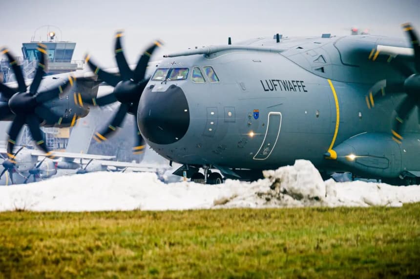 Un avión de transporte Airbus A400M de la Fuerza Aérea Alemana rueda por la pista de la base aérea de Wunstorf, en la región de Hannover (Alemania), el 15 de enero de 2026, mientras tropas de países de la OTAN, entre ellos Francia y Alemania, llegan a Groenlandia para reforzar la seguridad. (Moritz Frankenberg/dpa vía AP)