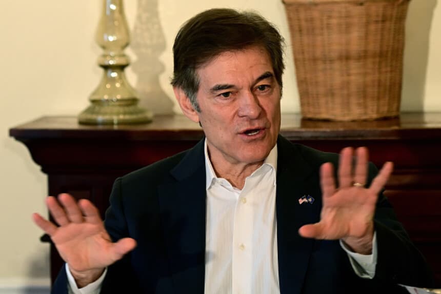 El Dr. Mehmet Oz, habla durante una mesa redonda sobre pequeñas empresas con el representante estadounidense Brian Fitzpatrick (R-Pa) y la senadora estadounidense Susan Collins (R-Me) en el Washington Crossing Inn el 6 de noviembre de 2022 en Washington Crossing, Pensilvania. Oz se enfrenta al candidato demócrata al Senado John Fetterman en las elecciones generales del 8 de noviembre. (Foto de Mark Makela/Getty Images).