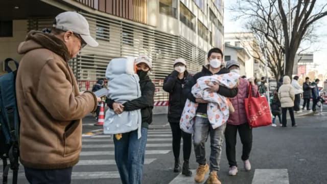 Personas salen de un hospital infantil en Beijing el 10 de enero de 2025. (Jade Gao/AFP vía Getty Images)