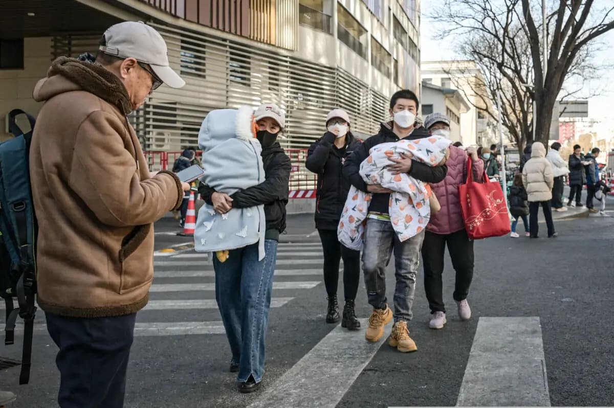Personas salen de un hospital infantil en Beijing el 10 de enero de 2025. (Jade Gao/AFP vía Getty Images)