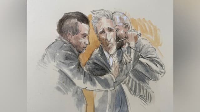 Este boceto judicial muestra a Ryan Routh intentando apuñalarse en el cuello con un bolígrafo, tras ser declarado culpable de intentar asesinar a Donald Trump en un campo de golf de Florida, el 23 de septiembre de 2025. (Lothar Speer vía AP).