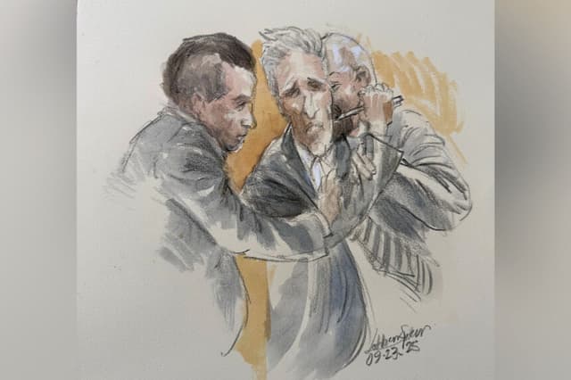 Este boceto judicial muestra a Ryan Routh intentando apuñalarse en el cuello con un bolígrafo, tras ser declarado culpable de intentar asesinar a Donald Trump en un campo de golf de Florida, el 23 de septiembre de 2025. (Lothar Speer vía AP).