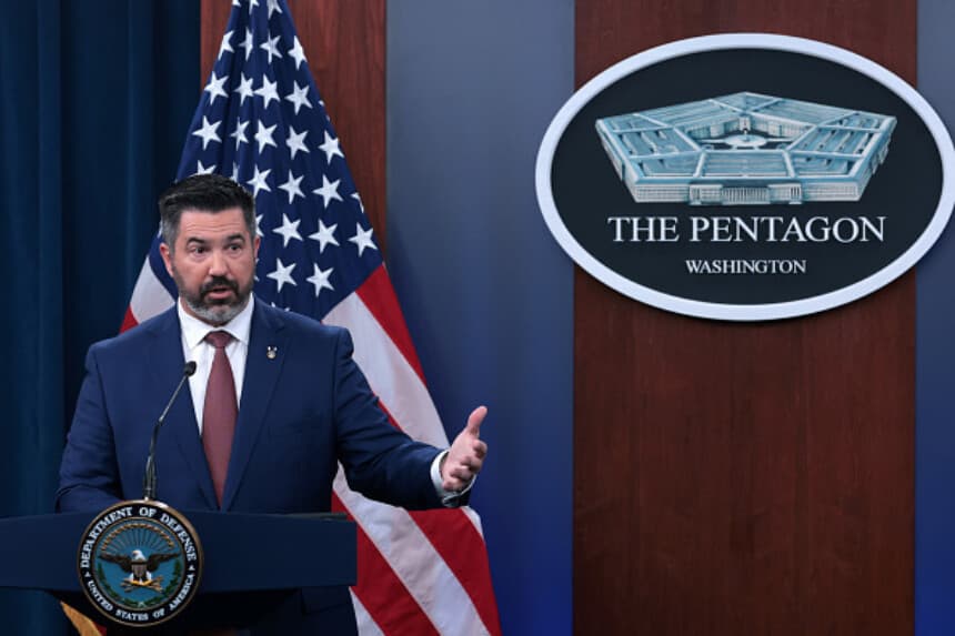 El portavoz jefe del Pentágono, Sean Parnell, habla durante una rueda de prensa en el Pentágono el 17 de marzo de 2025 en Arlington, Virginia. Foto de Alex Wong/Getty Images).