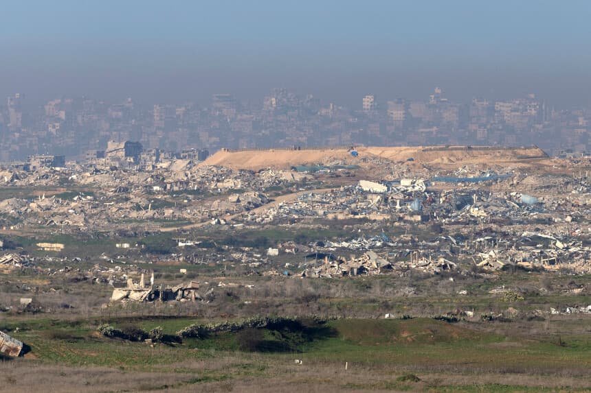 Vista de la franja norte de Gaza desde una posición en el lado israelí de la frontera, el 16 de enero de 2026, en el sur de Israel. (Amir Levy/Getty Images)