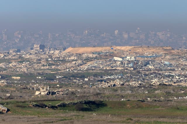 Vista de la franja norte de Gaza desde una posición en el lado israelí de la frontera, el 16 de enero de 2026, en el sur de Israel. (Amir Levy/Getty Images)
