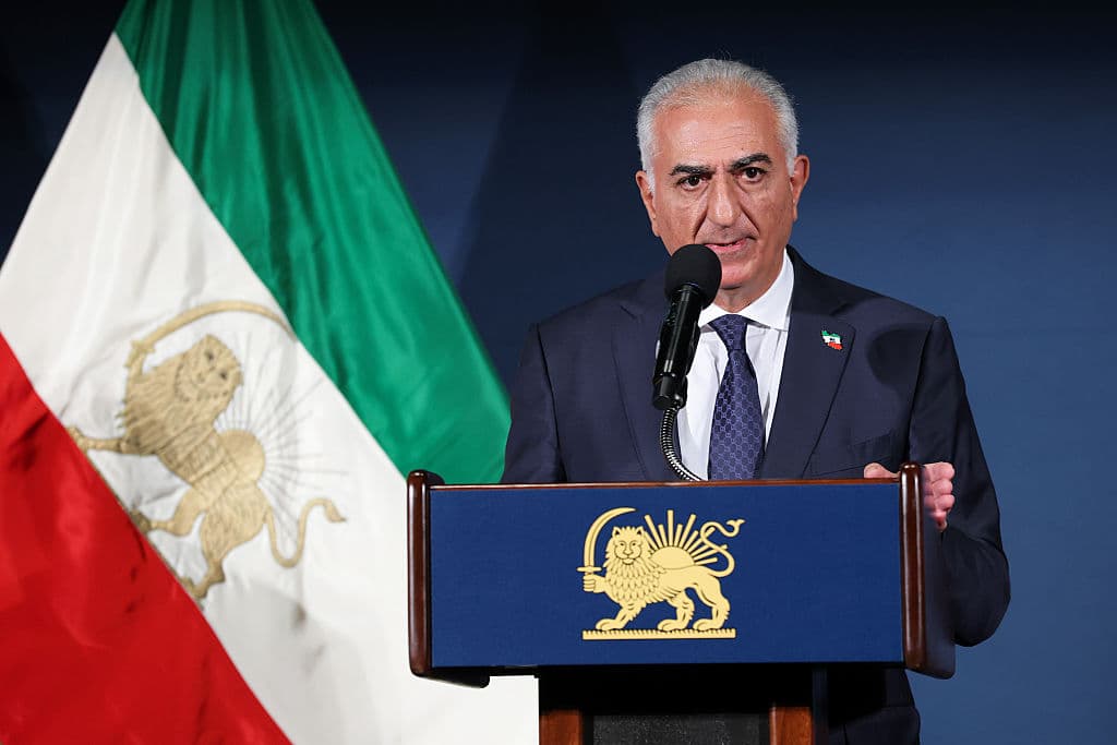 El líder de la oposición democrática iraní, Reza Pahlavi, habla durante una rueda de prensa en el Club Nacional de Prensa el 16 de enero de 2026 en Washington, D.C. Pahlavi pidió protección para el pueblo iraní frente a la represión del régimen contra los manifestantes pacíficos y una transición ordenada hacia la democracia. (Foto de Kevin Dietsch/Getty Images)