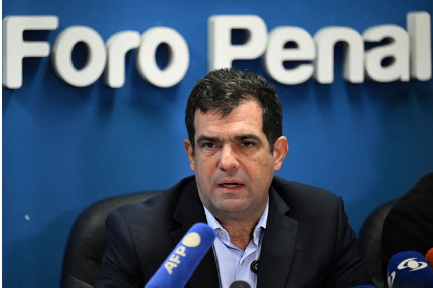 El abogado venezolano Alfredo Romero, presidente de la ONG Foro Penal, habla durante una rueda de prensa en Caracas el 14 de noviembre de 2024. (JUAN BARRETO/AFP vía Getty Images)