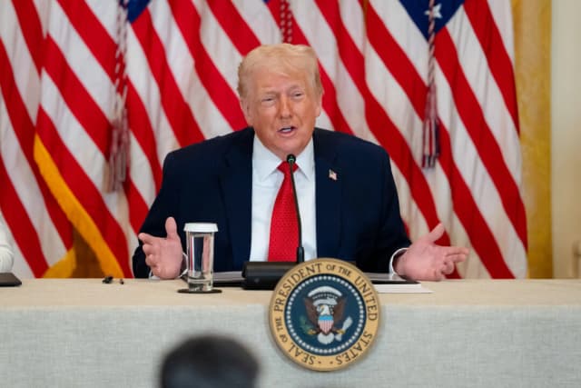 El presidente Donald Trump habla durante la "Gran mesa redonda histórica sobre inversión en salud rural" en el Salón Este de la Casa Blanca el 16 de enero de 2026. (Madalina Kilroy/The Epoch Times)