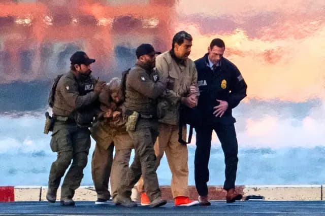 El líder venezolano capturado Nicolás Maduro y su esposa Cilia Flores son escoltados mientras se dirigen al juzgado federal Daniel Patrick Moynihan de Manhattan para comparecer por primera vez y enfrentarse a cargos federales estadounidenses que incluyen narcoterrorismo, conspiración, tráfico de drogas, blanqueo de capitales y otros, en el helipuerto del centro de Manhattan, en la ciudad de Nueva York, el 5 de enero de 2026. (Adam Gray/Reuters)
