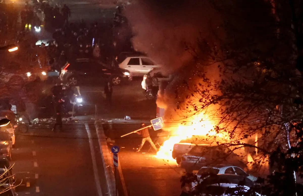 Manifestantes iraníes se reúnen en una calle durante una protesta por el colapso del valor de la moneda, en Teherán, Irán, el 8 de enero de 2026. (Stringer/West Asia News Agency vía Reuters)