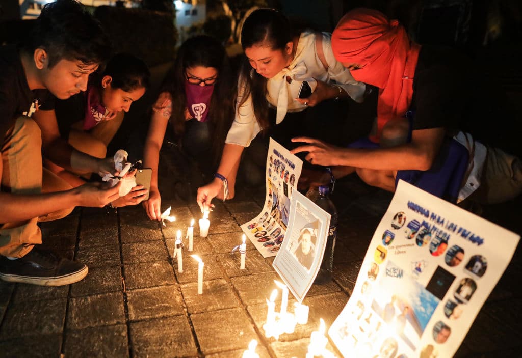 <em>Manifestantes antigubernamentales encienden velas durante una vigilia para exigir la liberación de los presos políticos y justicia para las víctimas de las protestas contra el presidente Daniel Ortega, frente a la Catedral Metropolitana de Managua, el 3 de octubre de 2019. (INTI OCON/AFP vía Getty Images)</em>