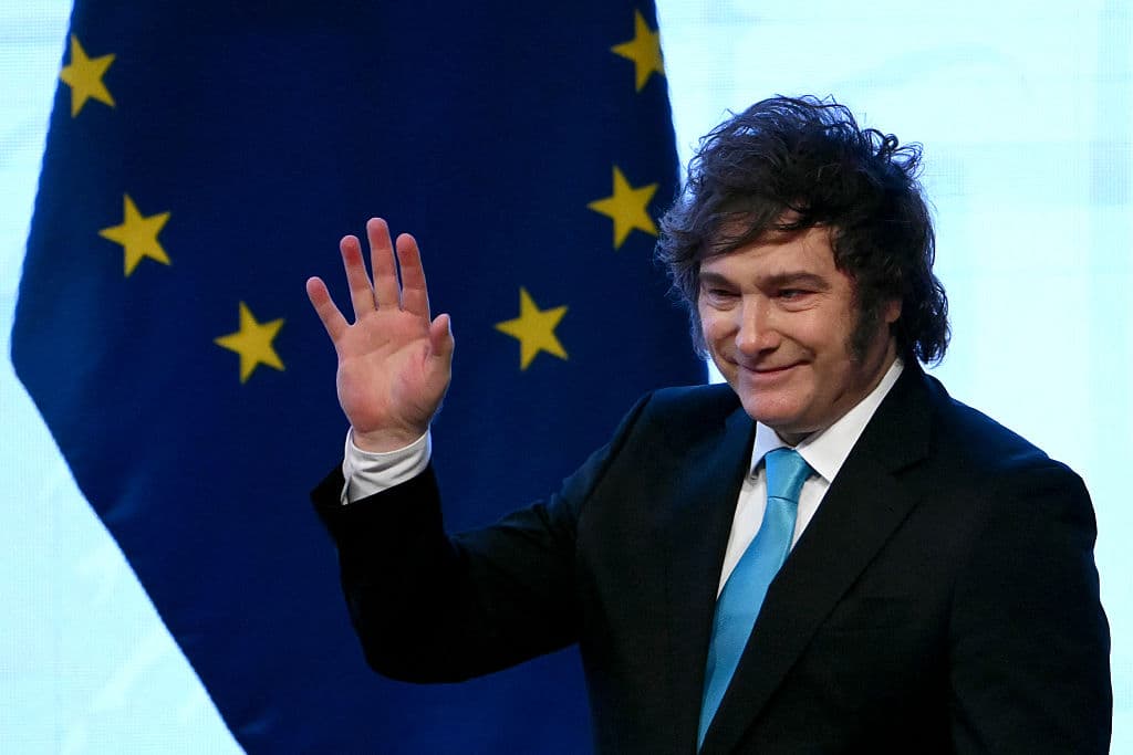 El presidente argentino, Javier Milei, saluda a su llegada a la ceremonia de firma del acuerdo comercial entre la Unión Europea y el Mercosur, en el Gran Teatro José Asunción Flores del Banco Central de Paraguay en Asunción, el 17 de enero de 2026. El bloque sudamericano, el Mercosur, y la Unión Europea firmaron un acuerdo el 17 de enero, tras 25 años de preparación, para crear una de las zonas de libre comercio más grandes del mundo en un contexto de creciente proteccionismo y volatilidad. (Foto de Luis ROBAYO / AFP vía Getty Images)