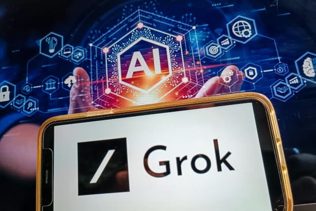 Ilustración del logotipo y el sitio web de GROK, Francia, 16 de septiembre de 2024. Grok es un chatbot de inteligencia artificial generativa desarrollado por xAI. (RICCARDO MILANI/Hans Lucas/AFP vía Getty Images)