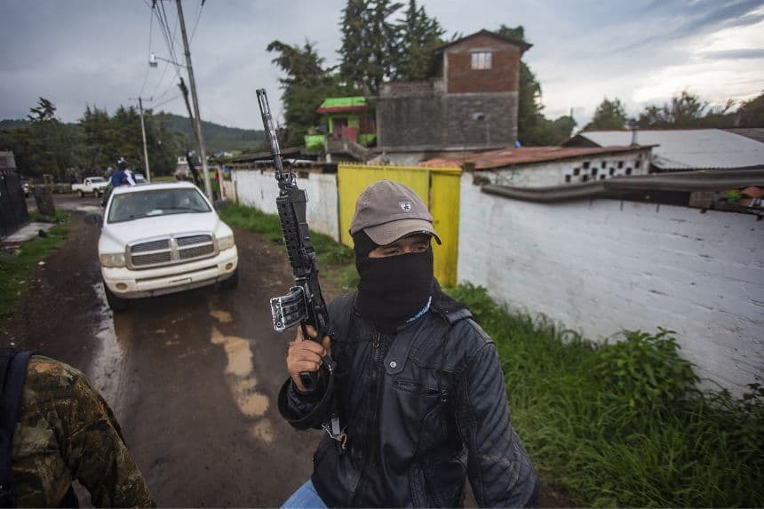 Hombre armado en las plantaciones de aguacate, azotadas por los cárteles de la droga que dominan la zona, en Ario de Rosales, estado de Michoacán, México, el 8 de julio de 2021.  (ENRIQUE CASTRO/AFP vía Getty Images)