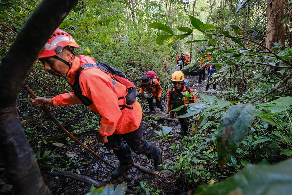 Equipos conjuntos de búsqueda y rescate ascienden hacia el presunto lugar del accidente de un avión turbohélice de Indonesia Air Transport, que perdió contacto el día anterior mientras volaba de Yogyakarta a Makassar, en las montañas Bulusaraung, Sulawesi del Sur, Indonesia, el 18 de enero de 2026. Las autoridades indonesias buscan un avión que transportaba a tres empleados gubernamentales y siete tripulantes tras perder contacto con la aeronave el 17 de enero, según informaron las autoridades. El fabricante de aeronaves, la empresa francesa ATR, afirmó haber sido informada de un accidente en uno de sus aviones. (Foto de Muchtamir / AFP vía Getty Images)