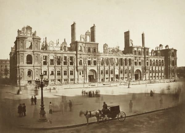 Los transeúntes observan los restos del Hotel de Ville después de que los comunistas lo quemaran durante la Comuna de París de 1871. (Dominio público)