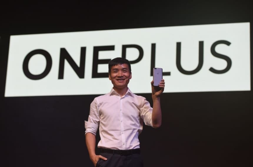 El director ejecutivo del fabricante chino de teléfonos inteligentes OnePlus, Pete Lau, asiste a un evento para el lanzamiento del nuevo teléfono OnePlus 5, en Mumbai, el 22 de junio de 2017. (PUNIT PARANJPE/AFP vía Getty Images)