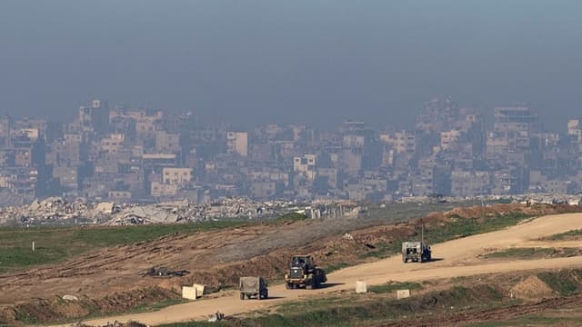 Vehículos del ejército israelí y un tractor se desplazan por el norte de la Franja de Gaza, vistos desde una posición en el lado israelí de la frontera el 16 de enero de 2026 en el sur de Israel, Israel. (Amir Levy/Getty Images)