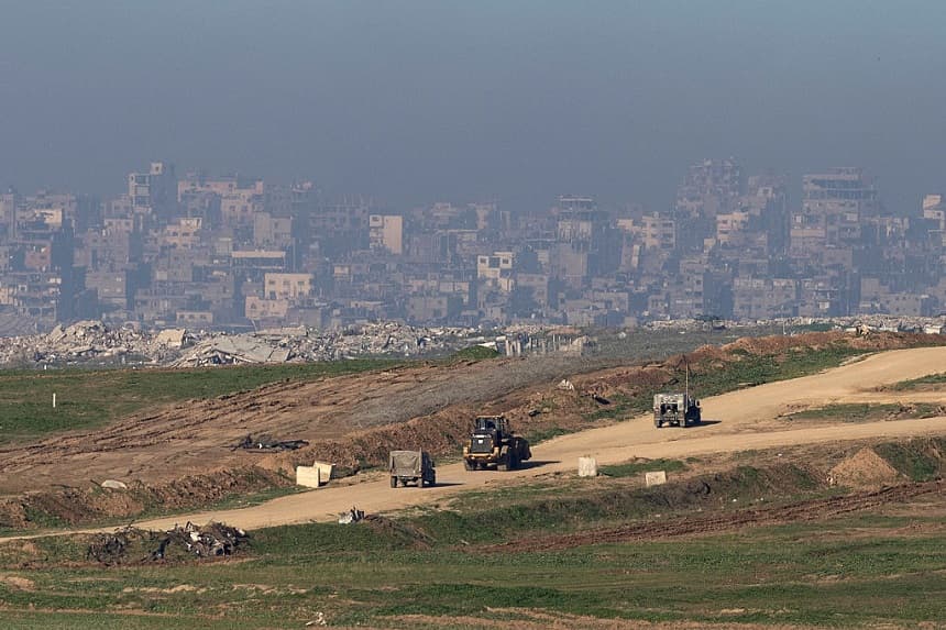 Vehículos del ejército israelí y un tractor se desplazan por el norte de la Franja de Gaza, vistos desde una posición en el lado israelí de la frontera el 16 de enero de 2026 en el sur de Israel, Israel. (Amir Levy/Getty Images)