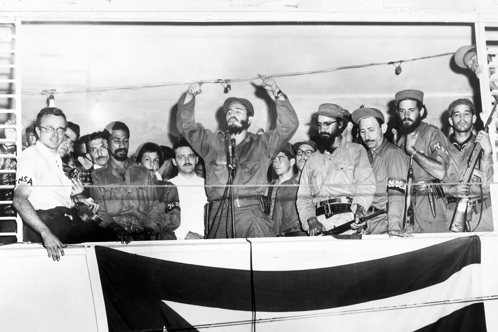 <em>Fidel Castro se dirige a una multitud desde un podio en Camagüey, Cuba, el 4 de enero de 1959. Hulton Archive/Getty Images)</em>