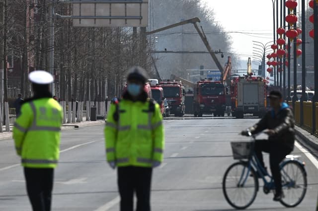 Imagen de archivo de un grupo de bomberos en el lugar de una explosión de gas en Sanhe, en la provincia china de Hebei, el 13 de marzo de 2024. (GREG BAKER/AFP vía Getty Images)