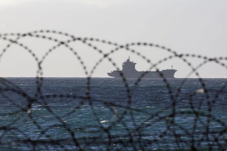 Un buque iraní navega por False Bay, cerca de la base naval de Simon's Town, en el último día de las maniobras navales BRICS Plus con China y Rusia, en aguas sudafricanas, en Ciudad del Cabo, Sudáfrica, el 16 de enero de 2026. (Esa Alexander/Reuters)
