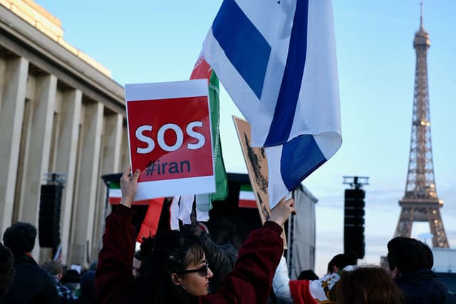 Jóvenes iraníes en la diáspora protestan el domingo 18 de enero de 2026 contra la masacre de miles de manifestantes en Irán desde finales de diciembre de 2025, se manifiestan en apoyo al pueblo iraní en el Trocadero de París, Francia. (Foto de Babeth ALOY / Hans Lucas / AFP vía Getty Images)